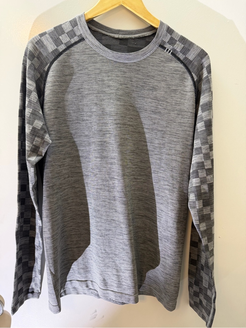 lululemon athletica Men's Heathered Grey Long-Sleeve Crew